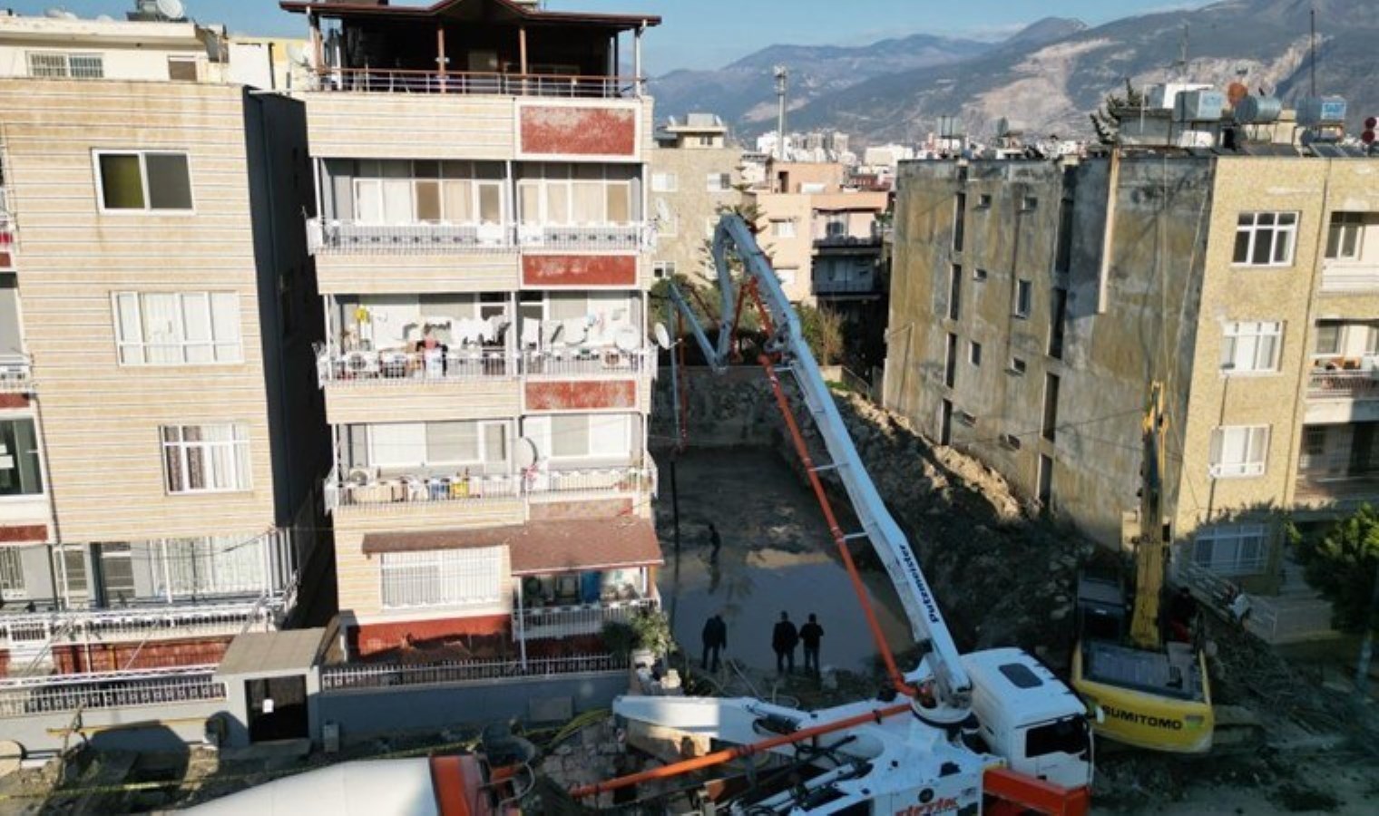 Temel kazısında zarar gördü: Bina boşaltıldı