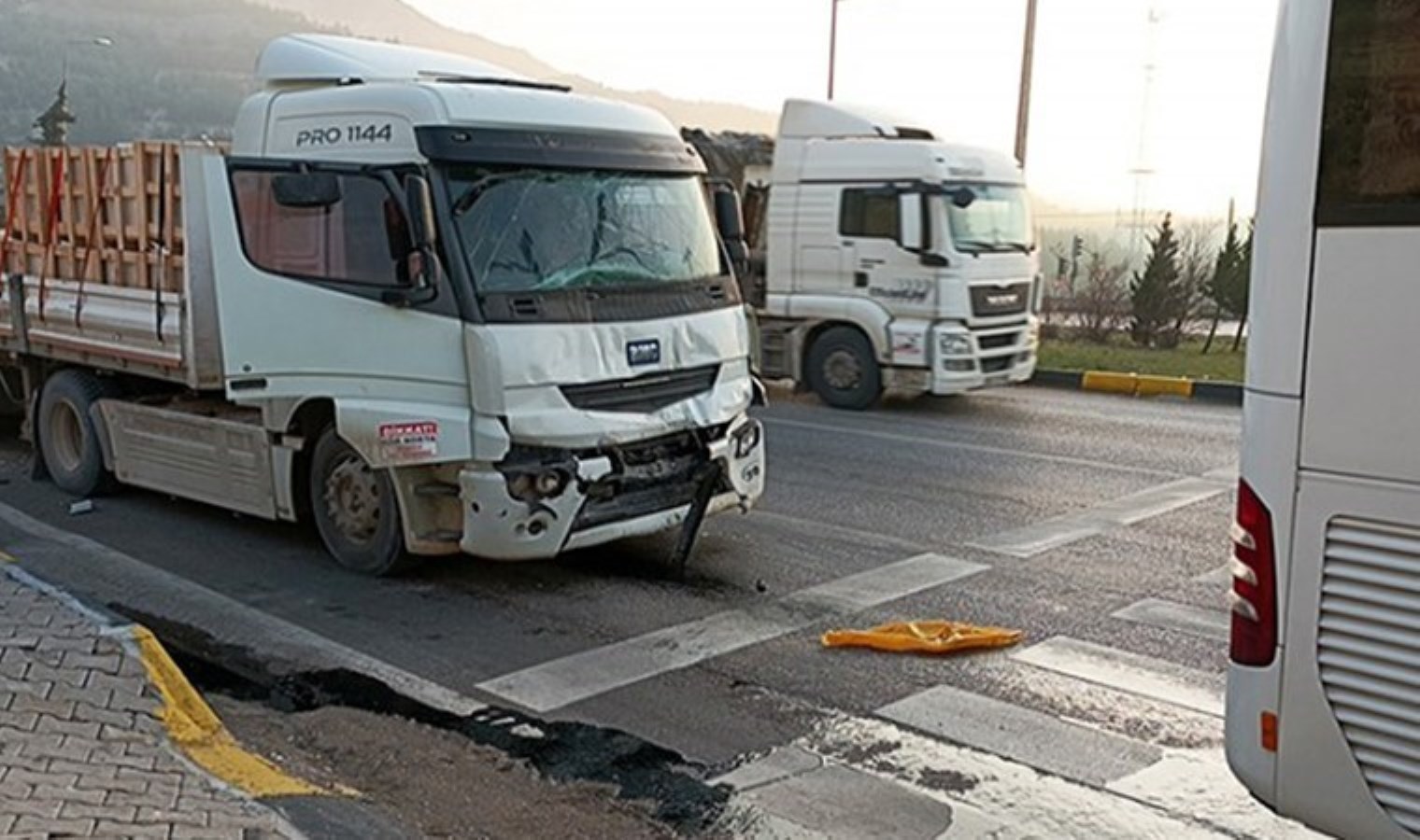 TIR, cezaevi personel servisine çarptı: Yaralılar var…