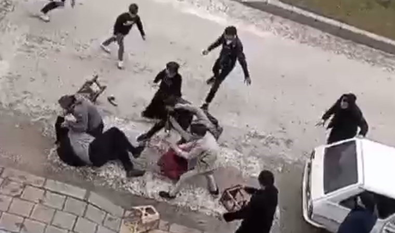 Tokat’ta duruşma sonrası ortalık karıştı: Tabure ve sopalarla birbirine girdiler!