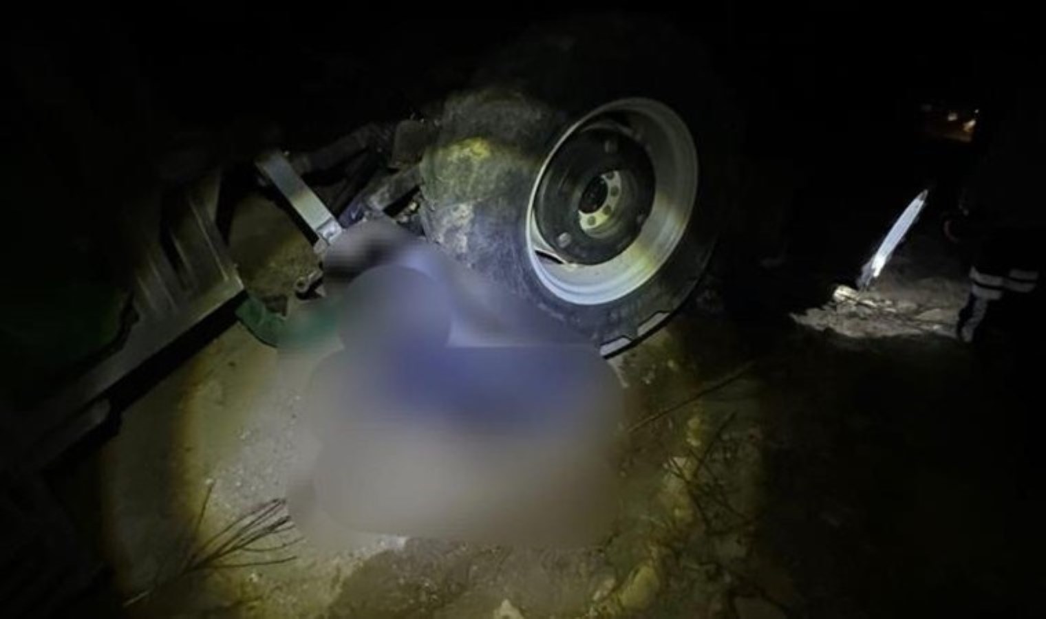 Traktörün altında kalan sürücü hayatını kaybetti