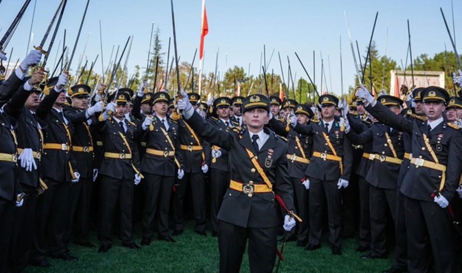TSK’den ihracı istenen teğmenler savunma yaptı, Teğmen Ebru Eroğlu geri adım atmadı: ‘Omzumdaki rütbeyi alabilirsiniz ama…’
