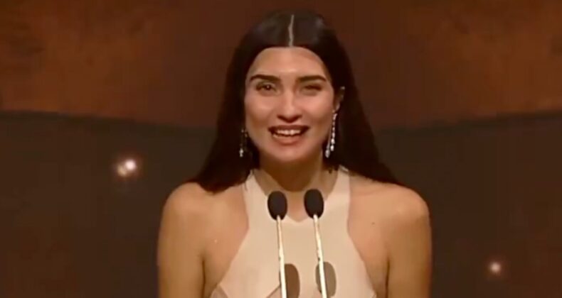 Tuba Büyüküstün’ün, Joy Awards ödül töreninde Arapça konuşması büyük alkış aldı