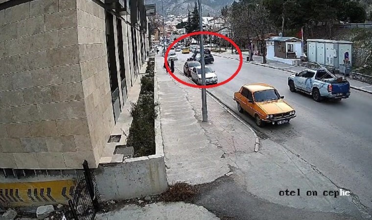 ‘U’ dönüşü kaza getirdi! Motosiklet, otomobile çarptı: 1’i ağır, 2 yaralı