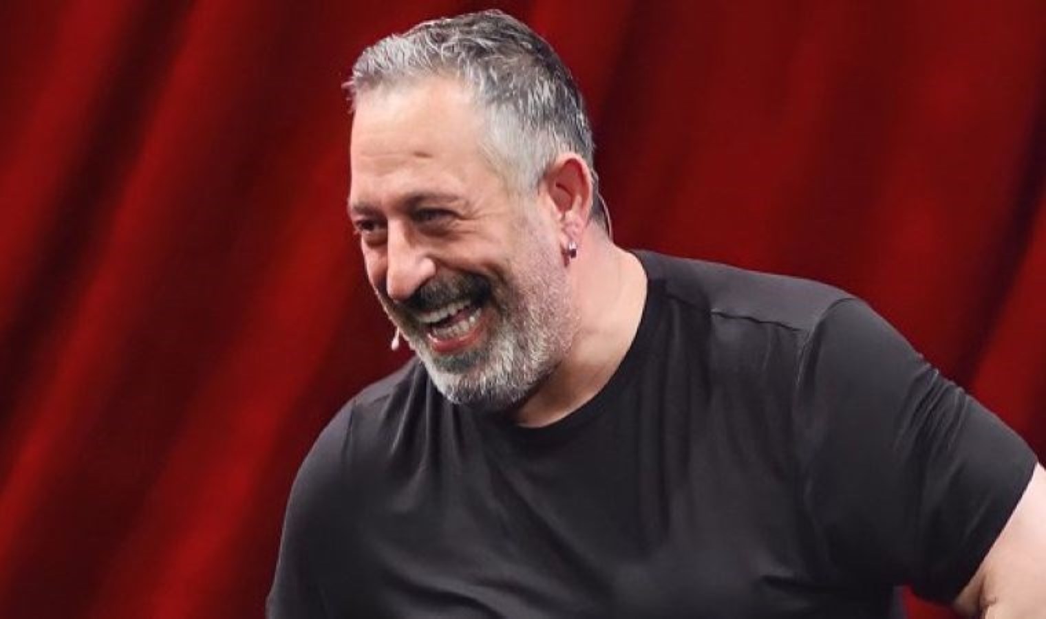 Ünlü komedyen Cem Yılmaz, mal varlığı ve nafaka espirisiyle kahkahaya boğdu