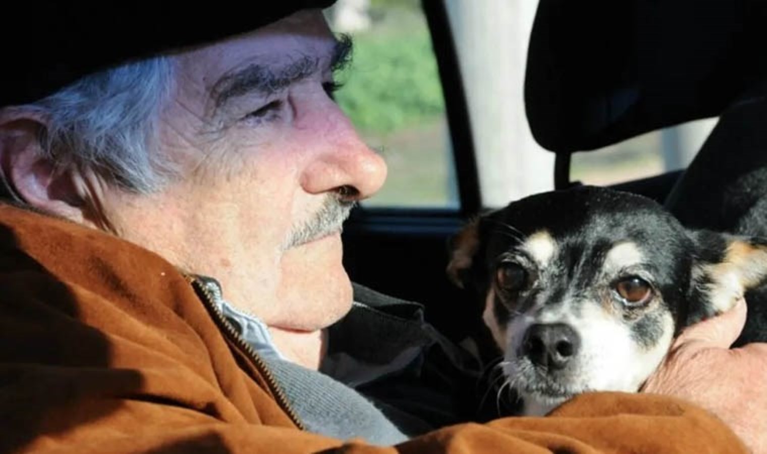 Urugay’ın eski Devlet Başkanı Jose Mujica tedaviye devam etmeyeceğini açıkladı: ‘Köpeğimin yanına gömülmek istiyorum’