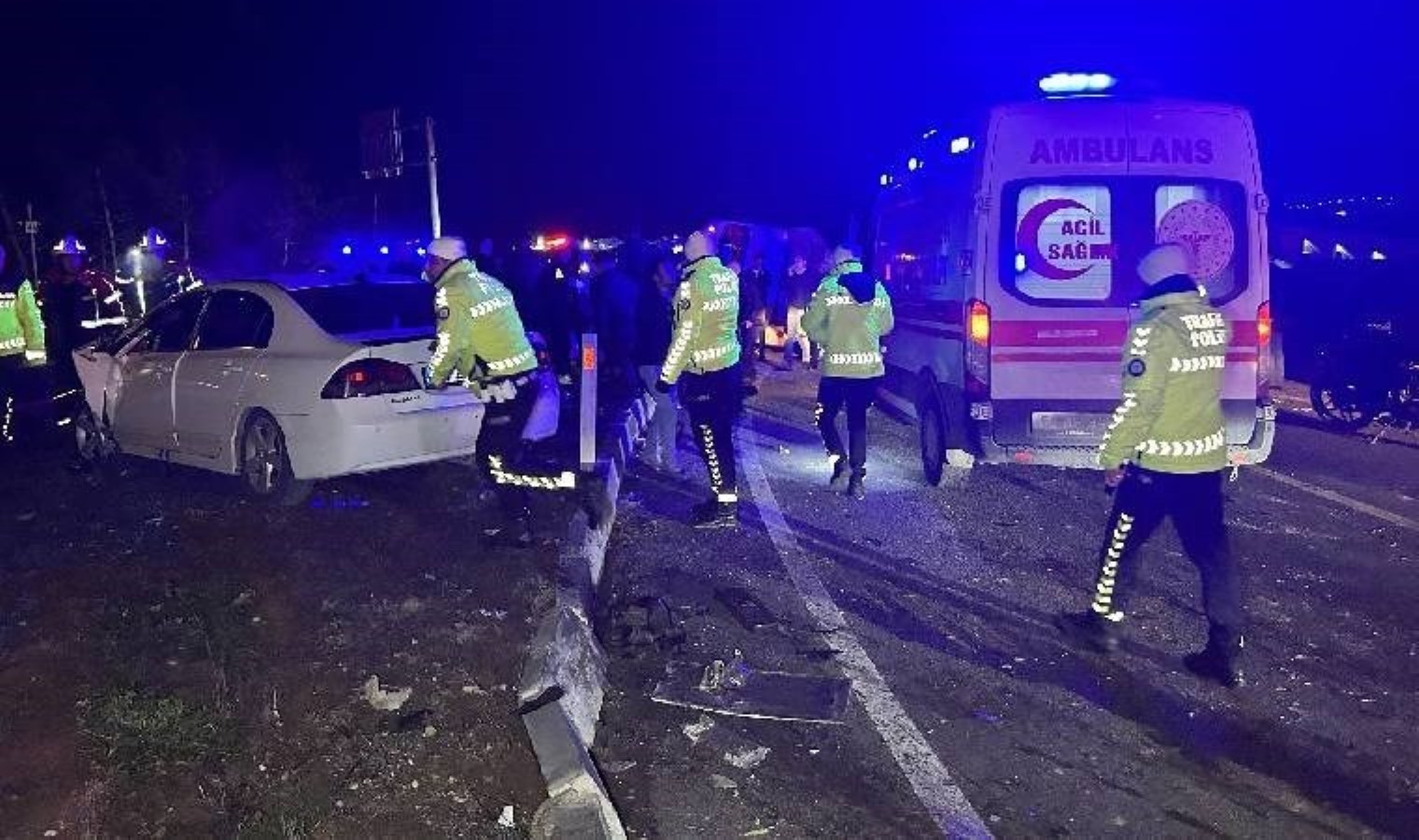 Uşak’ta feci kaza… İşçi servisi ile otomobil çarpıştı: Çok sayıda yaralı var!