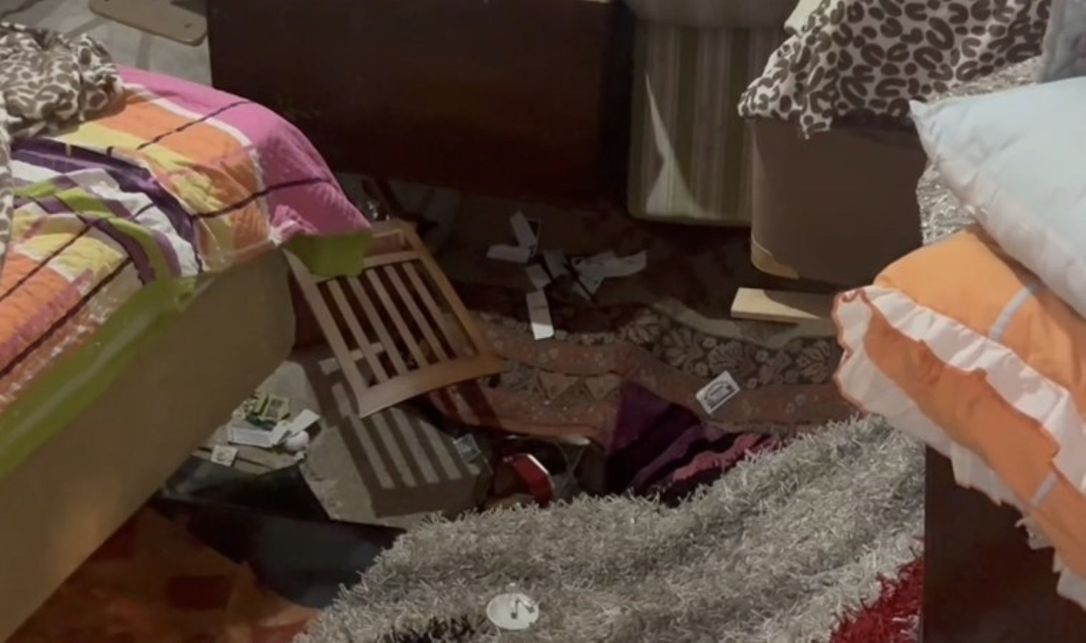 Uyurken odasının zemini çöktü… Ev mühürlendi