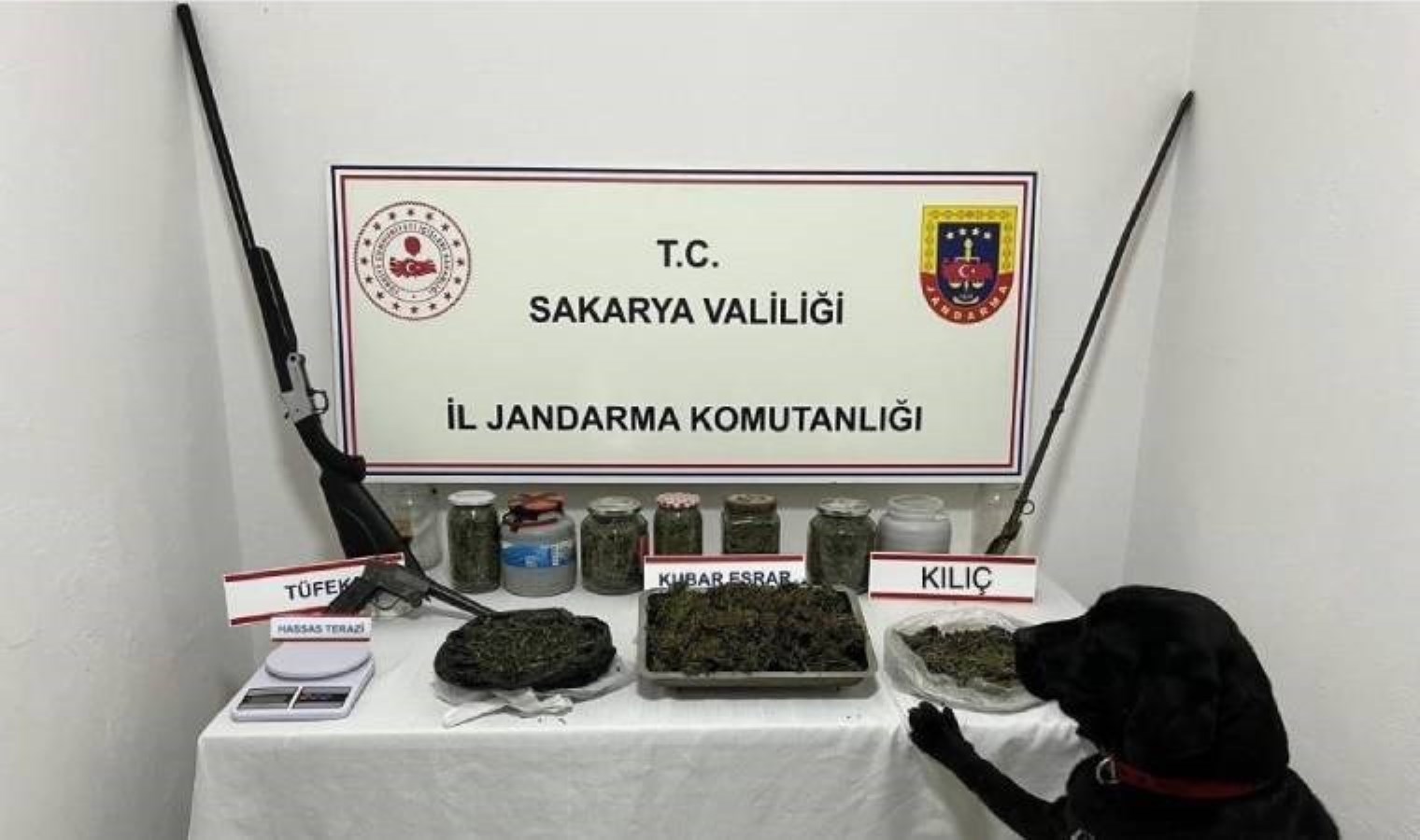 Uyuşturucu operasyonu düzenlenen evden kılıç çıktı