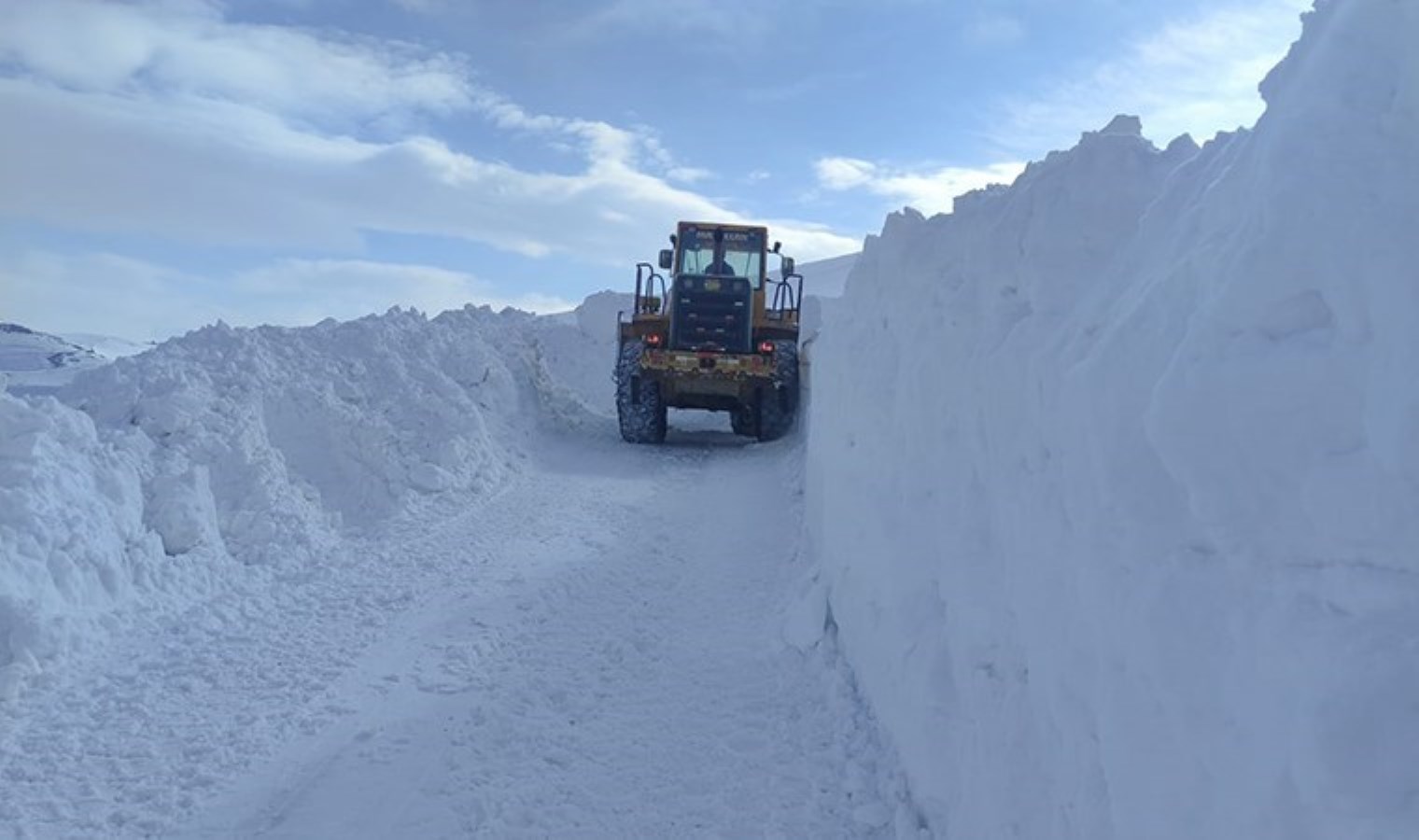 Van-İran sınırında ‘kış’ mücadelesi: Kar kalınlığı 3 metreyi geçti