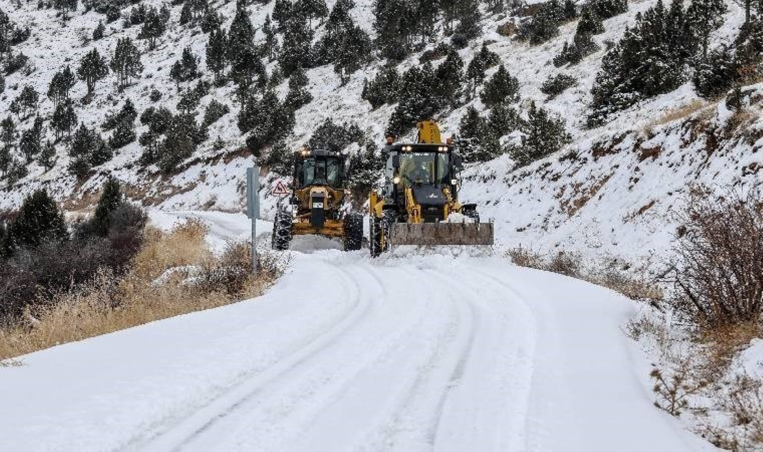 Van’da 255 yerleşim yeri ulaşıma kapandı