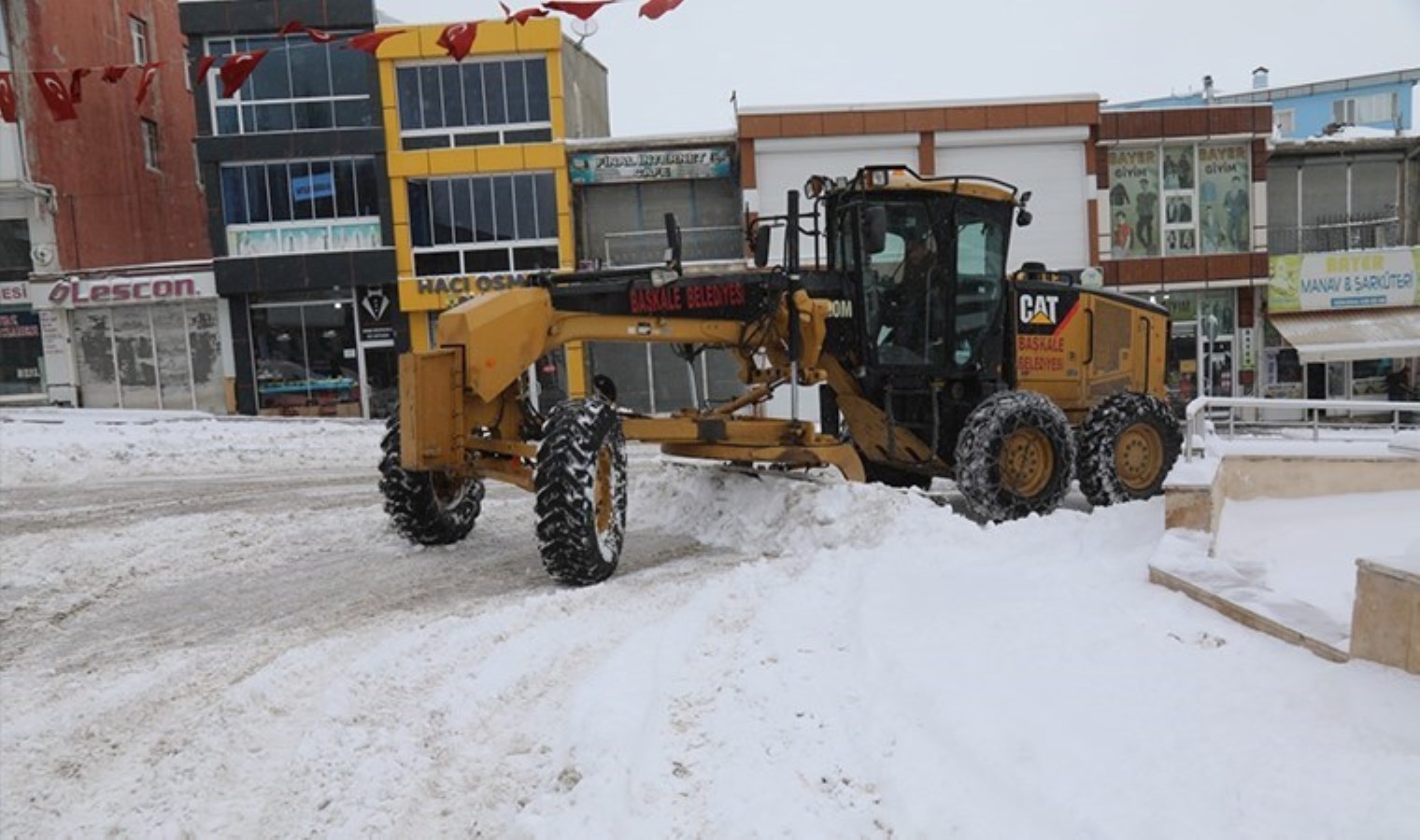 Van’da ‘kar’ esareti: 81 yerleşim yeri ulaşıma kapandı