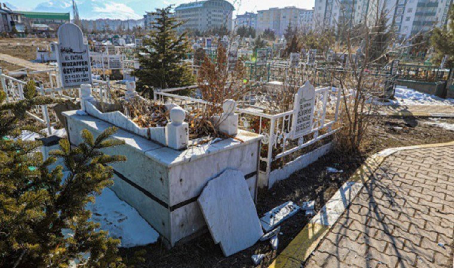 Van’da mezarlığa şüpheli saldırı: Onlarca mezar gece yarısı tahrip edildi