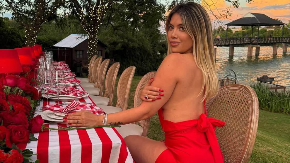 Wanda Nara’dan kırmızılı yılbaşı pozu! “Noel Anne”