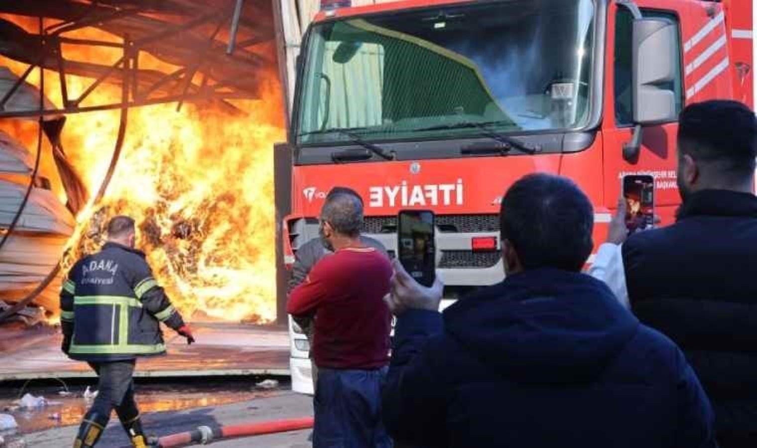 Yangında canlarını hiçe sayıp, sosyal medyadan yayın yaptılar