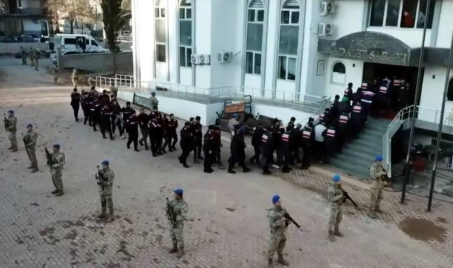 Yerlikaya’dan ‘Hücre’ operasyonu açıklaması: 9 organize suç örgütü çökertildi!