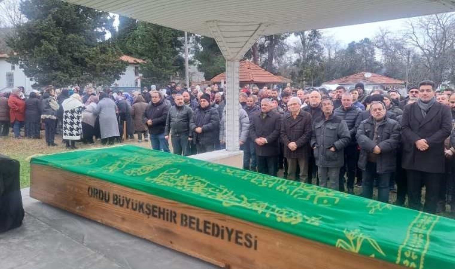 Yol kenarında yürürken otomobilin çarptığı adam öldü