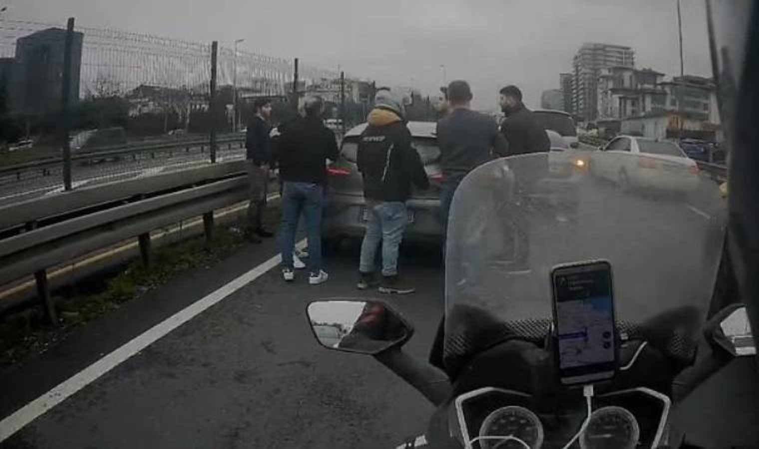 Yol verme tartışması yumruklu kavgaya dönüştü