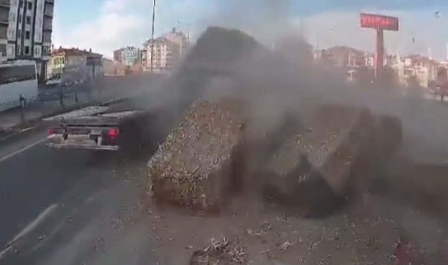 Yonca balyaları yolda devrildi, trafik uzun süre kapalı kaldı!