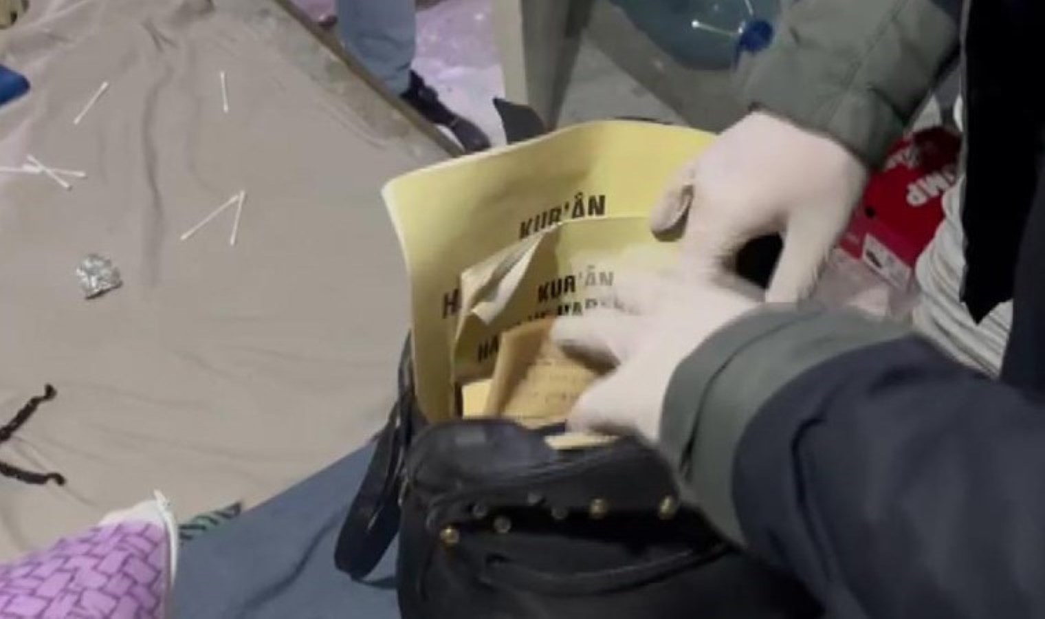 Yöntemleri pes dedirtti! Uyuşturucu emdirilmiş kağıtları Kuran’ın arasına gizlemişler…