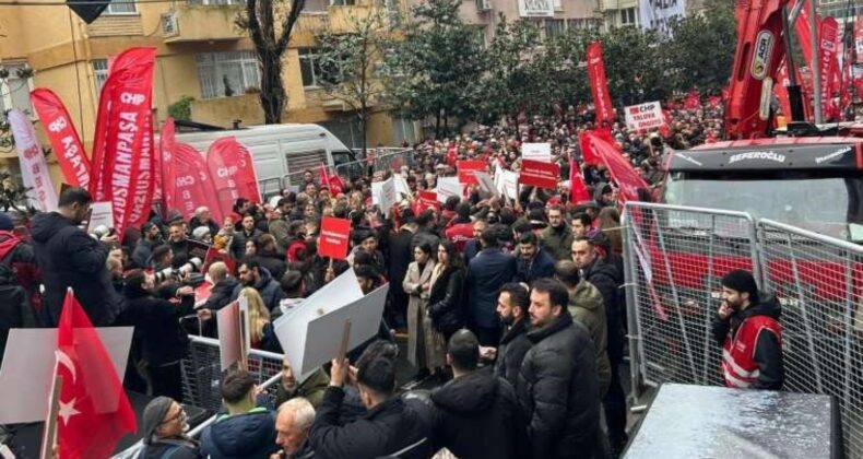 Yurttaşlar, Beşiktaş Belediyesi önünde toplandı