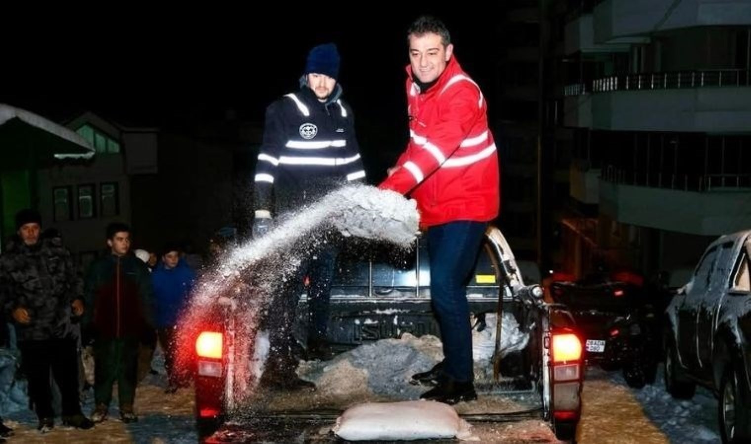 1 Mayıs’ta işçilerle çöp toplamıştı: Giresun Belediye Başkanı CHP’li Köse, karla mücadele çalışmalarına katıldı