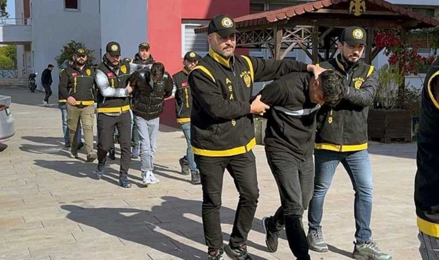 35 milyon lira haraç istedikleri 3 iş yerini kurşunlamışlardı: ‘Duygusuzlar Çetesi’ çökertildi