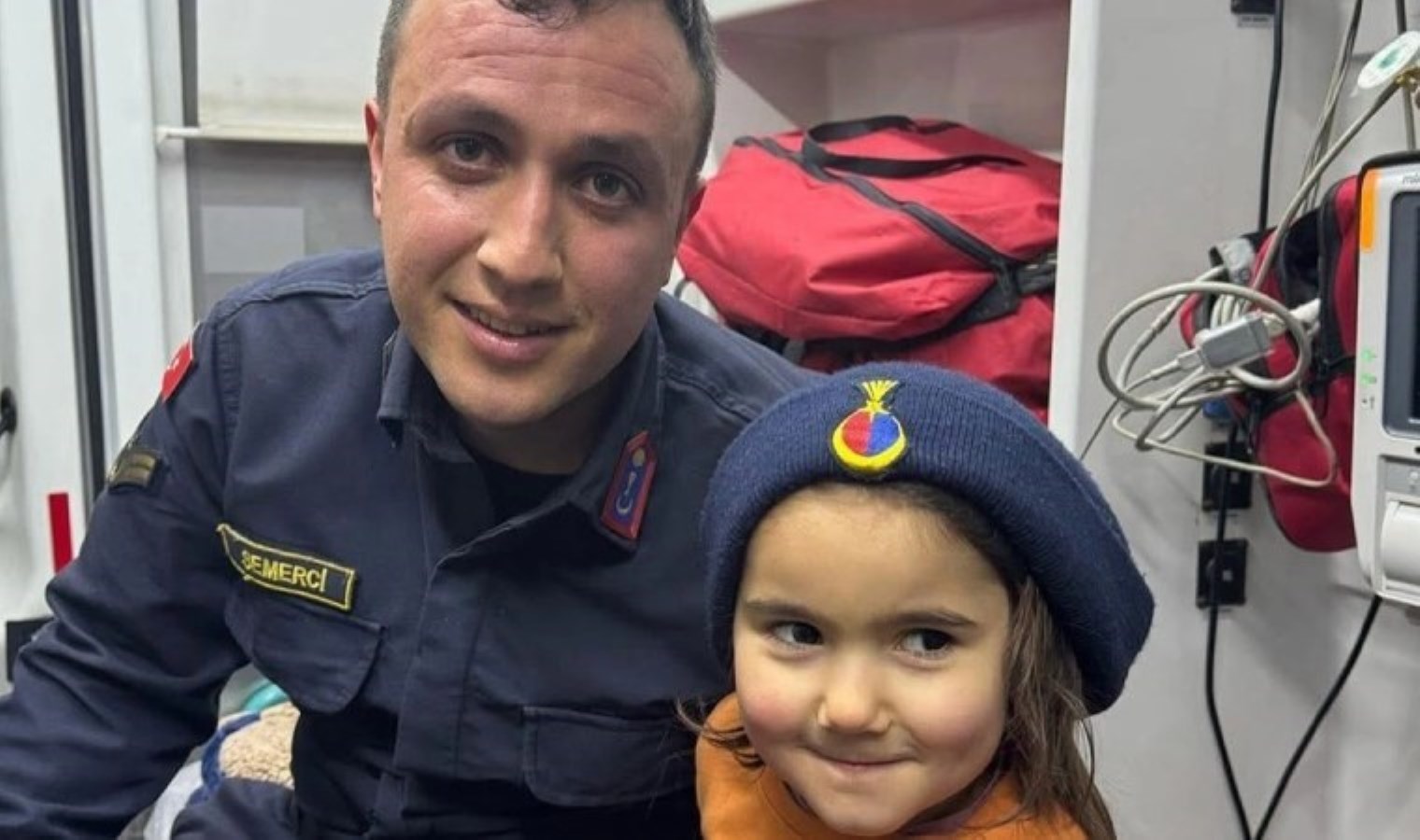 4 yaşındaki Hira ormanda ağacın dibinde otururken bulundu