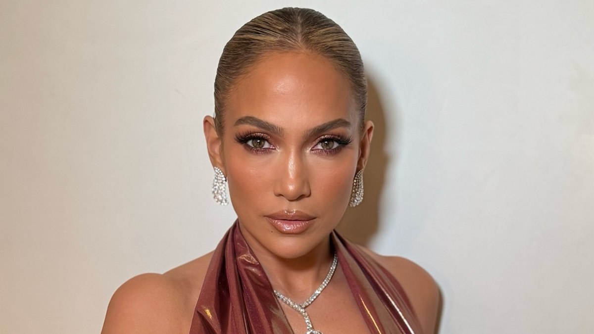 55 yaşındaki Jennifer Lopez’in genç kalma sırrı! Cesur pozları yine hayran bıraktı