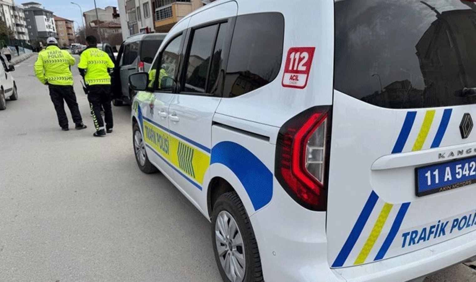 9 yaşındaki çocuğa okulun önünde otomobil çarptı!