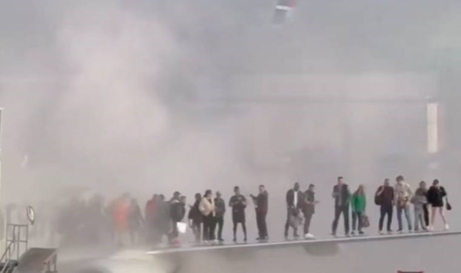 ABD’de yolcu uçağı havalimanında alev aldı: Yolcular tahliye edildi