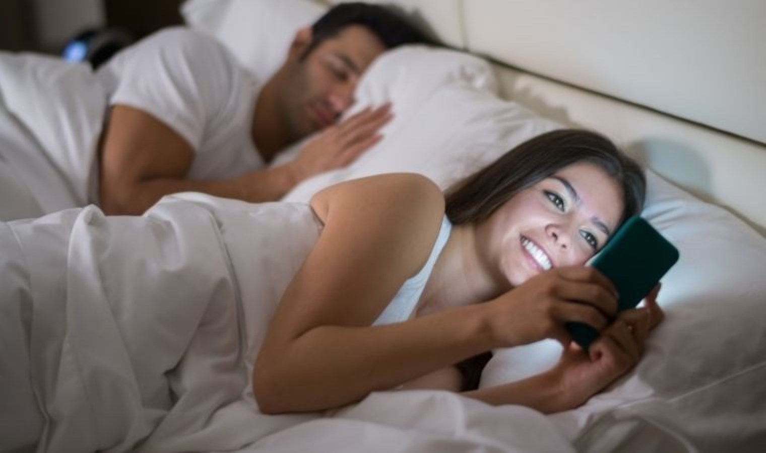 ABD’li psikologlar açıkladı: Bu 5 işaret varsa karınız sizi aldatıyor olabilir!