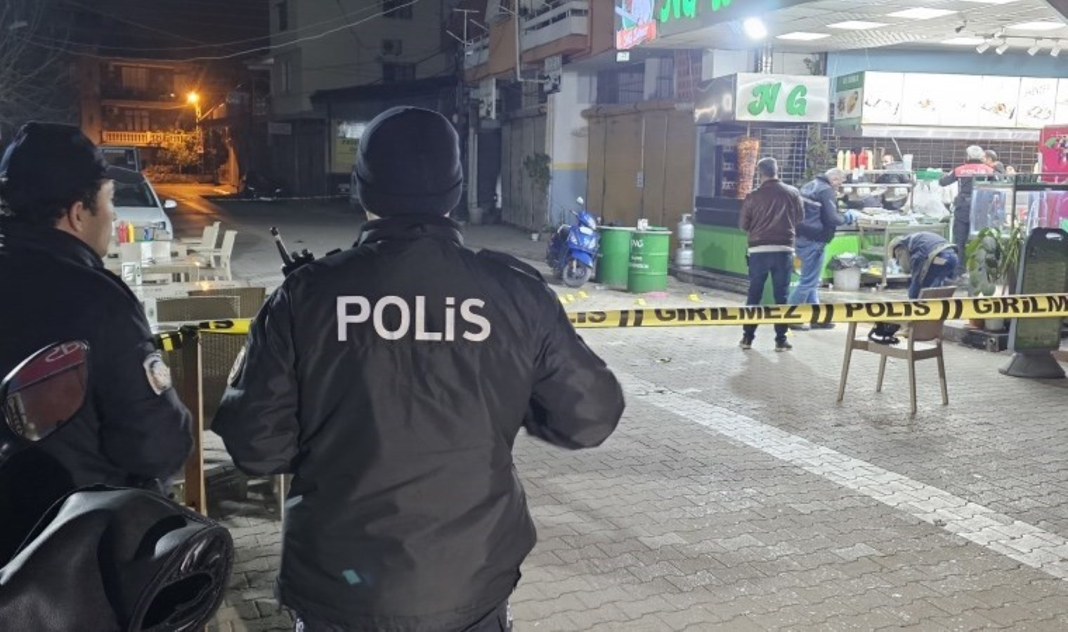 Adana’da gece dönercisine kurşun yağdırdı: 20 boş kovan bulundu, işletmeci hayatını kaybetti!