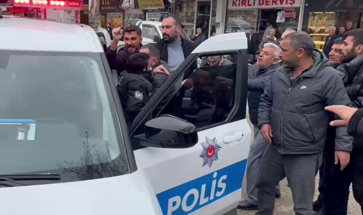 Adıyaman’da ‘cinsel taciz’ iddiası ortalığı karıştırdı: Şüpheliyi linçten polis kurtardı!