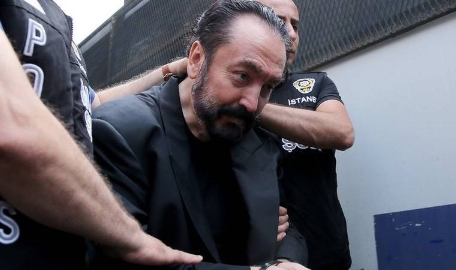 Adnan Oktar, üç suçtan beraat etti: ‘Kaçakçılık diye bir şey yok, kumpas var’