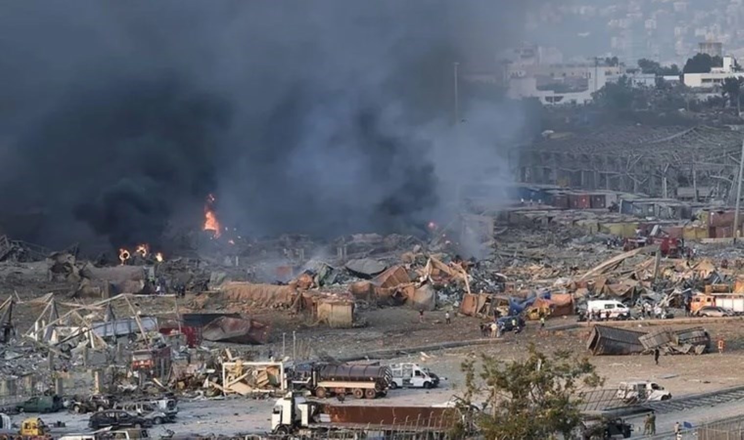 Afganistan’da intihar saldırısı: Bakanlık girişinde patlama