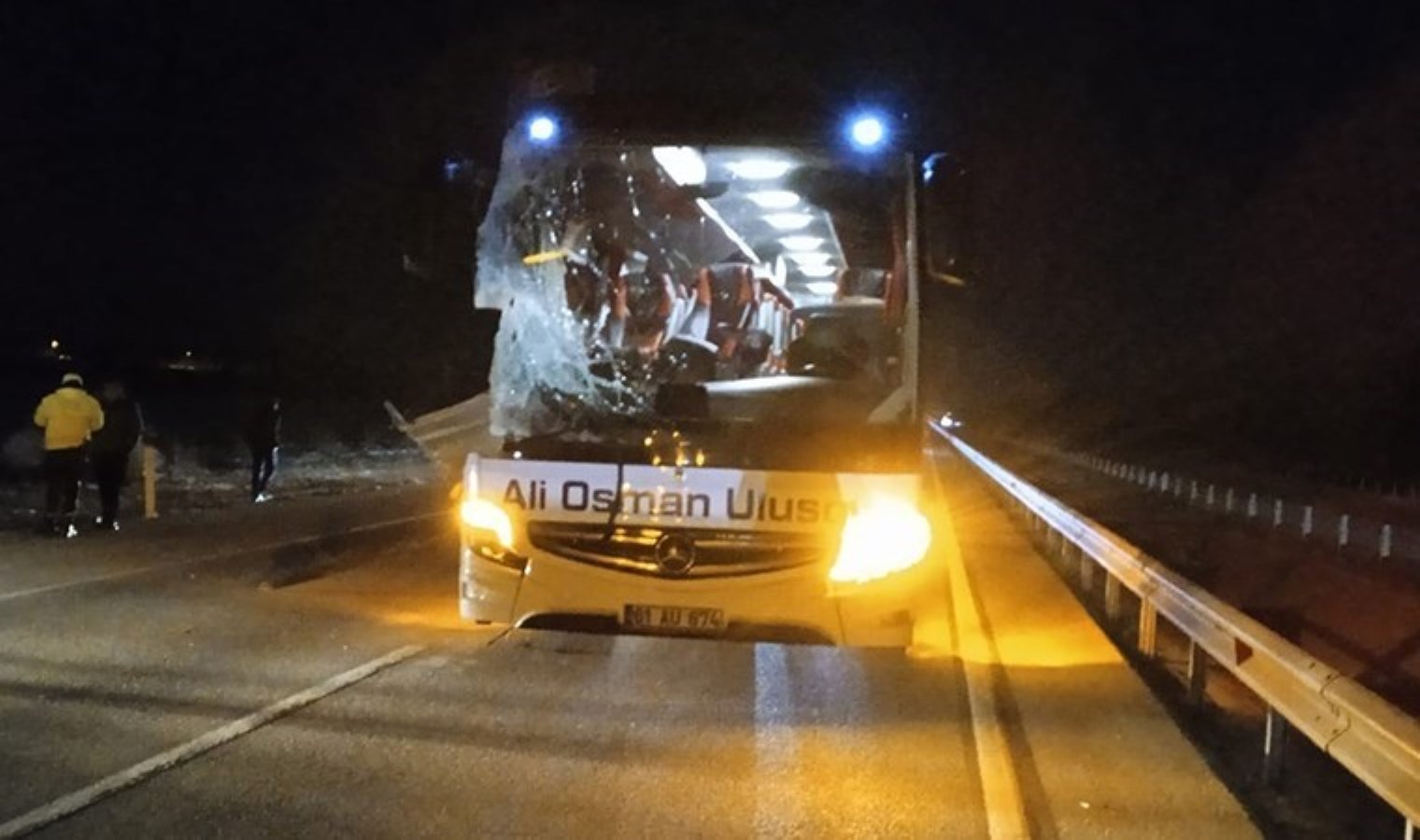 Afyonkarahisar’da faciadan dönüldü! Yolcu otobüsü TIR’a çarptı: 6 kişi yaralandı