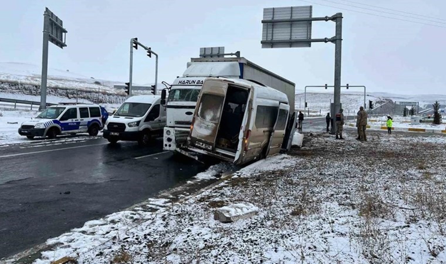 Ağrı’da ‘kaygan yol’ kaza getirdi… Çekici ile minibüs çarpıştı: 2’i ağır 8 yaralı
