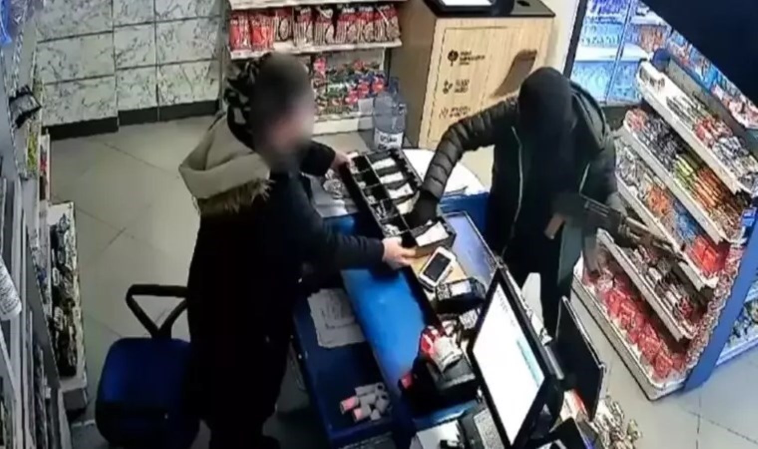 Akaryakıt istasyonuna ‘oyuncak silahlı’ soygun