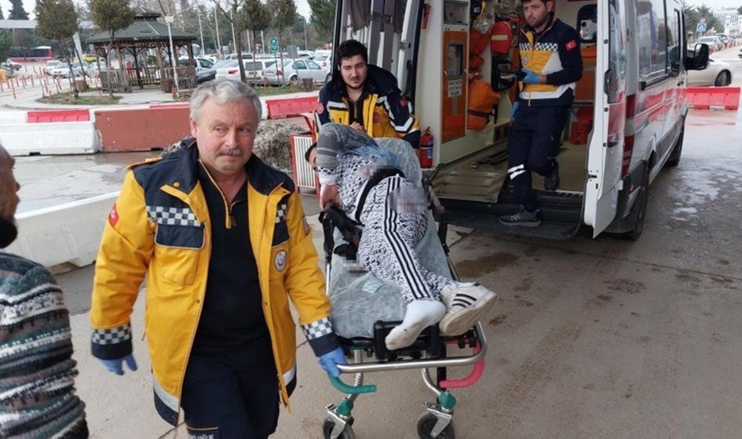 Akaryakıt istasyonunda 2 kişi bıçakla saldırdı!