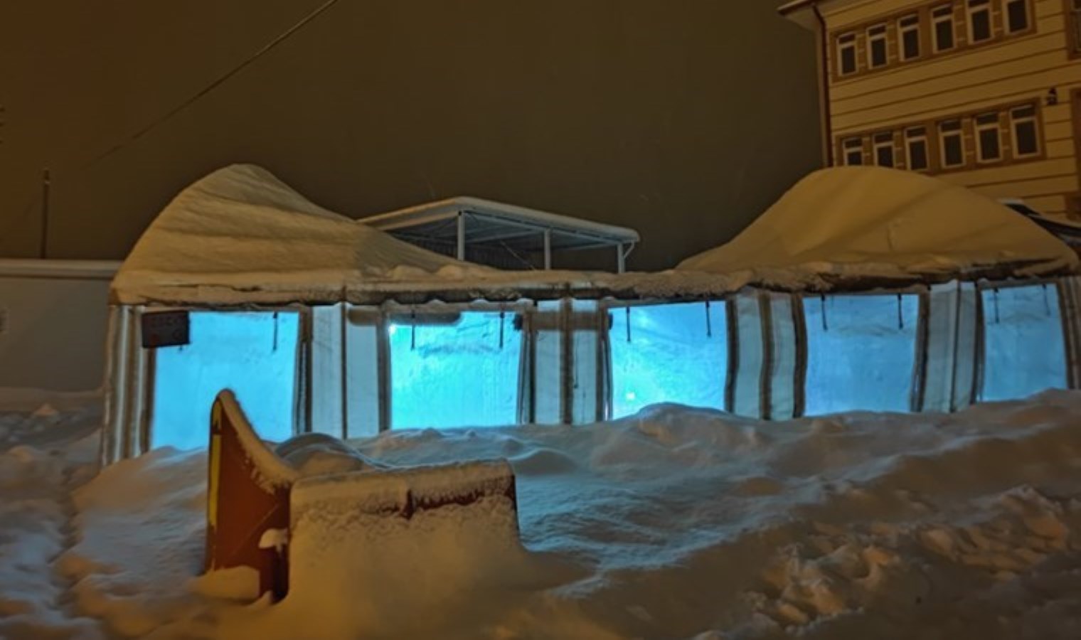 Akçadağ’da ‘kar yağışı’ etkisi: Çadır mescit çöktü