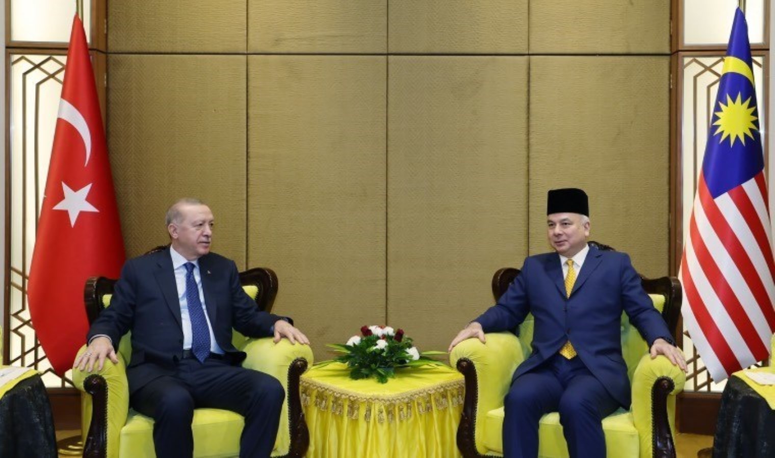 AKP’li Cumhurbaşkanı Erdoğan, Perak Sultanı Nazrin Şah ile görüştü