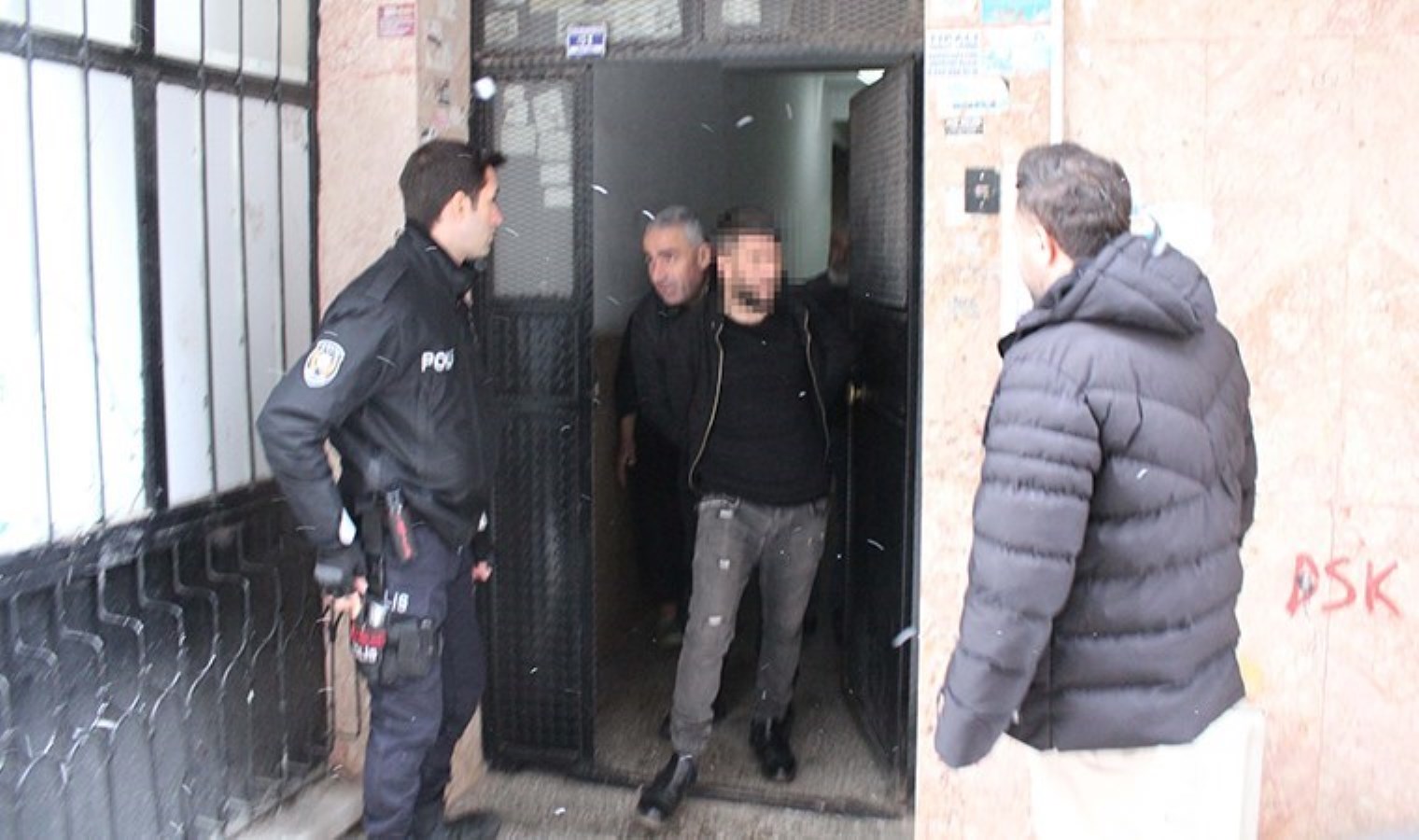 Aksaray’da ‘tüfekli’ dehşet: Akrabasını yaraladı, evine girerken yakalandı