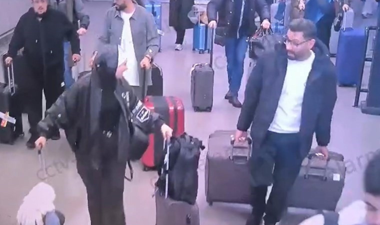 Alıcıyken ‘satıcı’ durumuna düştüler: Ürdünlü turist çift Beşiktaş’ta uyuşturucu alırken yakalandı