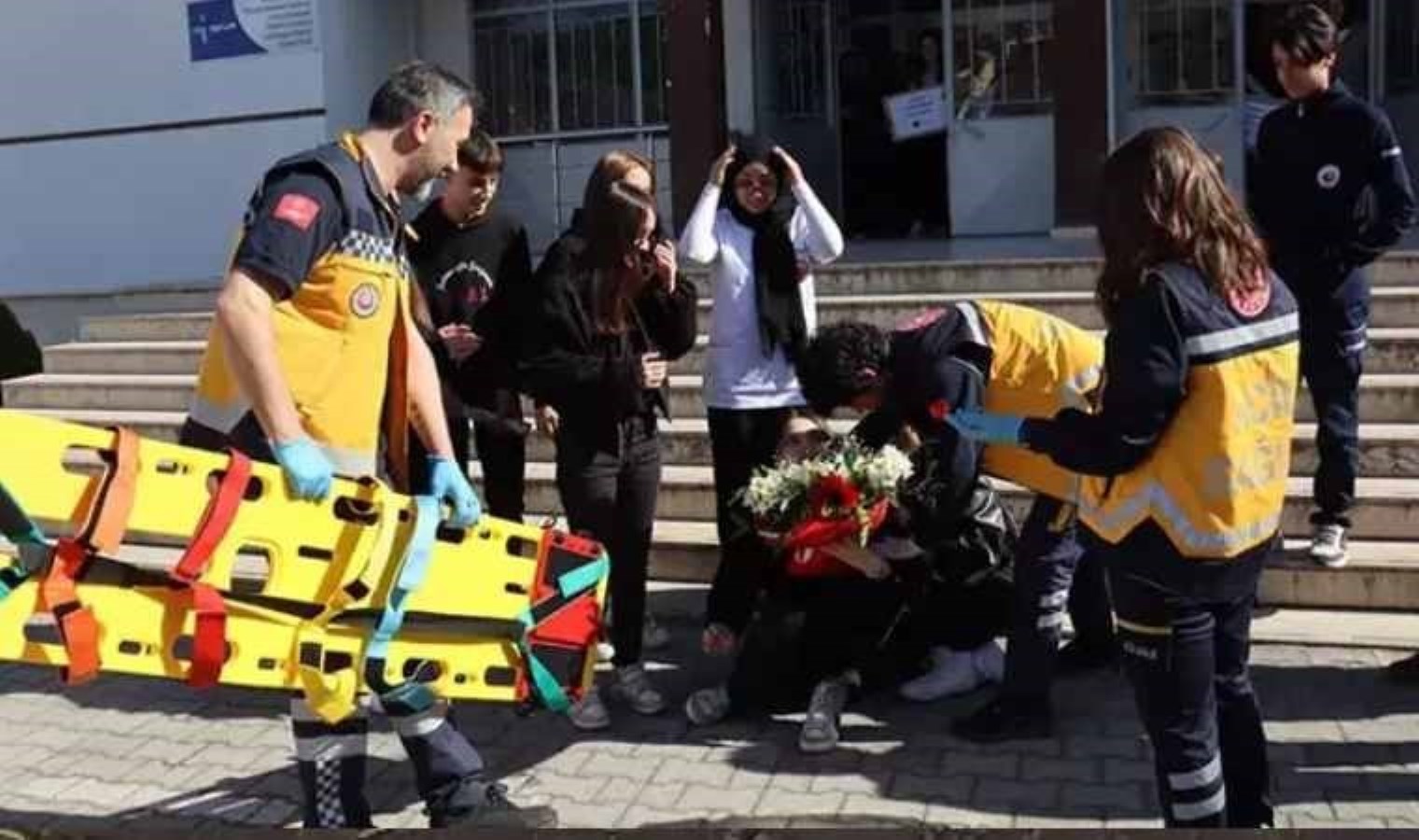 Amasya’da sağlık ekiplerini duygulandıran sürpriz: Merdivenden düşme ihbarıyla gittiler, alkışlarla karşılandılar