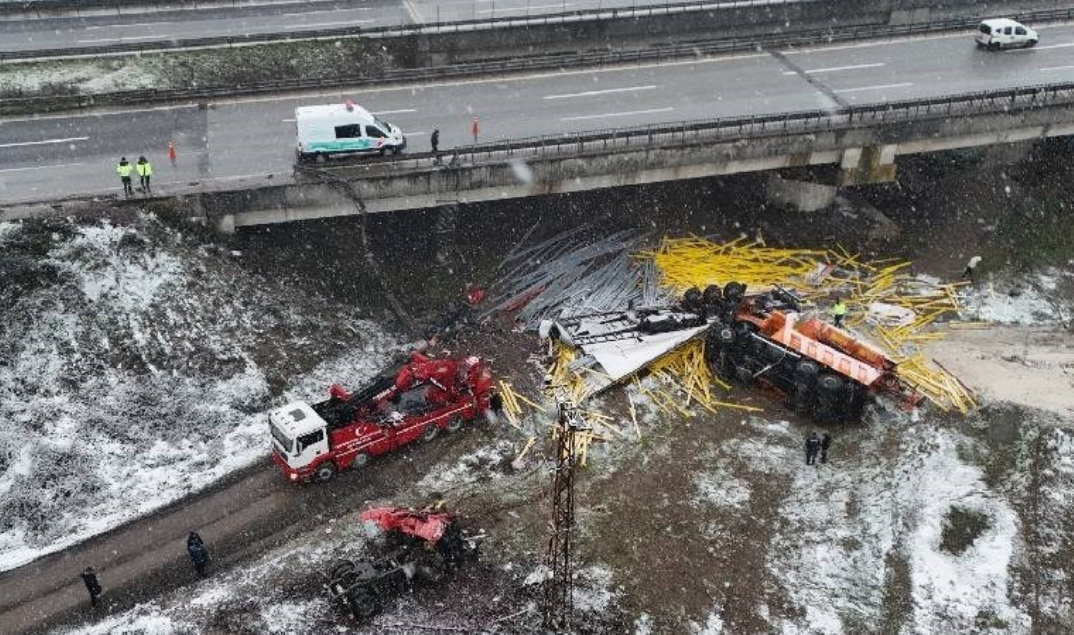 Anadolu Otoyolu’nda TIR ile kar küreme aracı köprüden uçtu: 2 ölü!