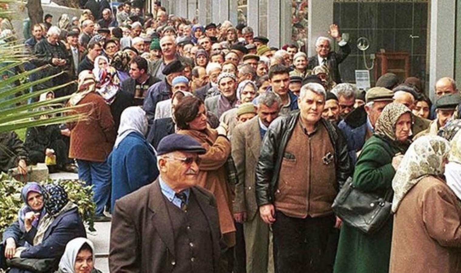 Ankara’da emekliler isyan etti: ‘Pazarlardan atık topluyoruz!’