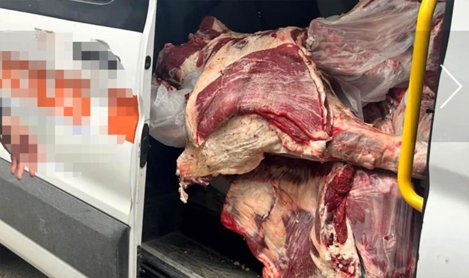 Ankara’da skandal görüntüler! Zincir marketin personel servisinde et taşındı