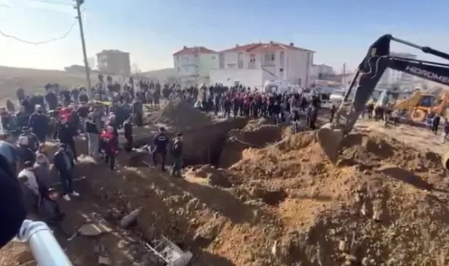 Antalya’da kanalizasyon çalışması sırasında bir işçi göçük altında kaldı