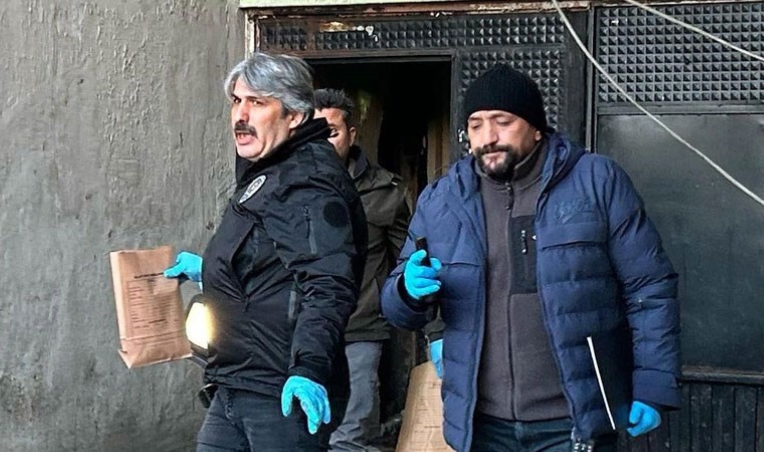 Antalya’da oto yıkamacıya ‘Sevgilime kim yazdı’ baskını: Cinayet silahı metruk binada bulundu