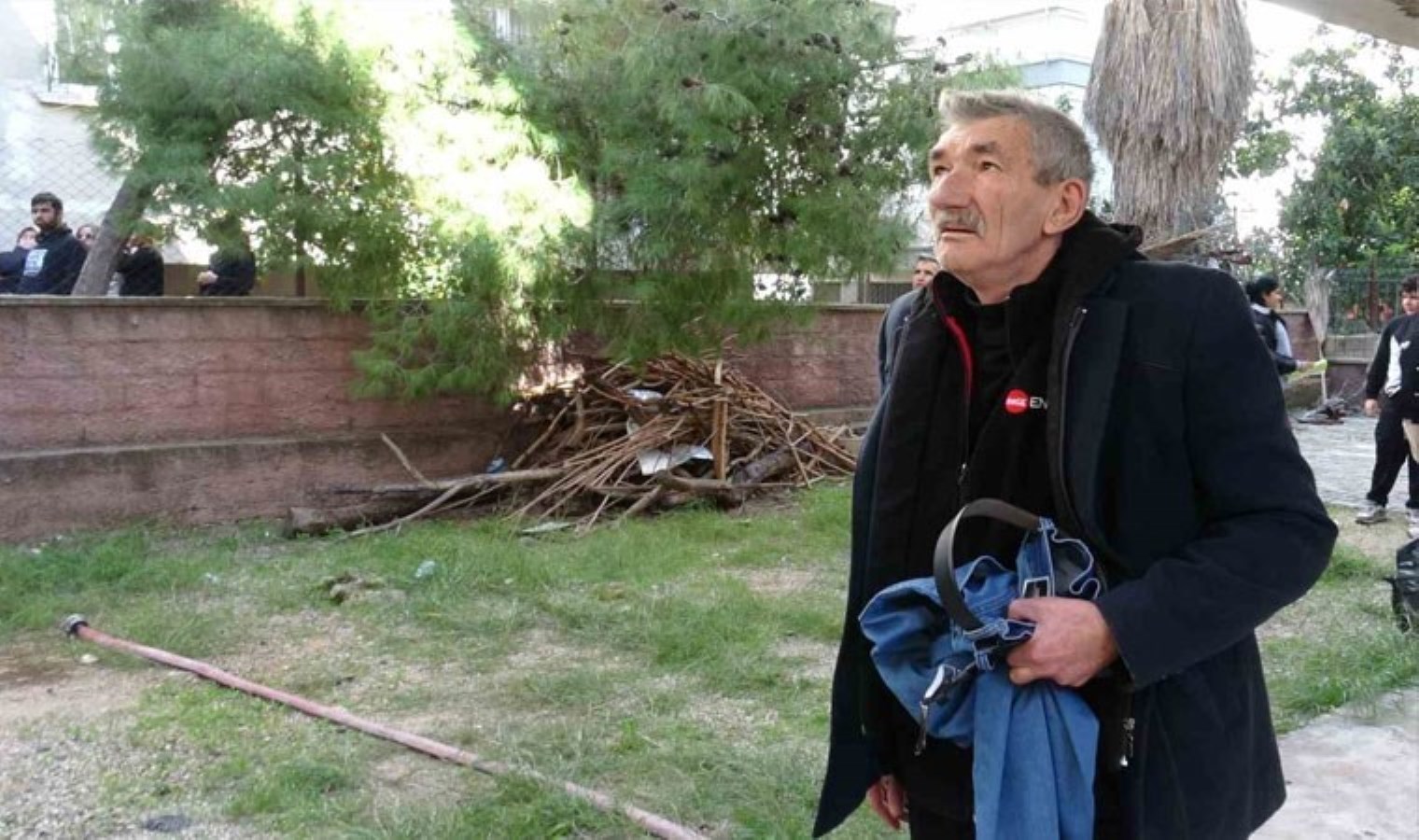 Antalya’da yangın paniği: Biri pantolonunu, biri kuşunu kurtardı… Kedi içeride kaldı